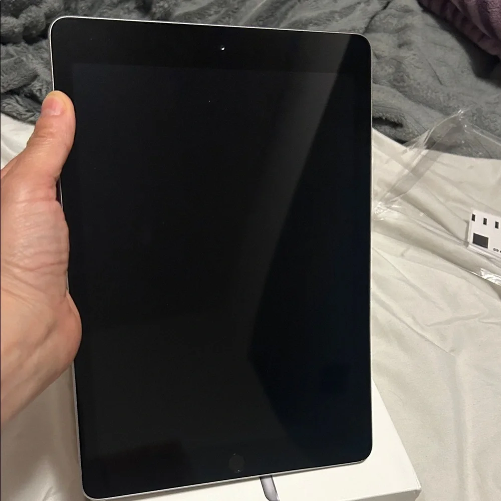 Apple iPad - Sleek Black Design 6gen 32 gigabyte